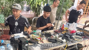 ជួសជុលឧបករណ៍អគ្គិសនីជាង 600 ដោយឥតគិតថ្លៃជូនប្រជាពលរដ្ឋនៅតំបន់រងគ្រោះដោយទឹកជំនន់នៃខេត្ត Thai Nguyen