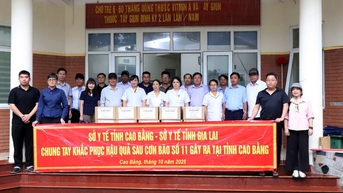 Đoàn công tác Sở Y tế tỉnh Gia Lai trao tặng túi thuốc gia đình, hóa chất khử trùng, tư vấn công tác phòng chống dịch tại xã Hà Quảng, xã Trường Hà