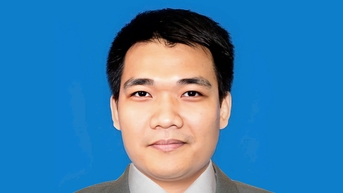 의학 분야 준교수 후보 중 가장 어린 사람은 20년 전 유명한 졸업생 대표였습니다.