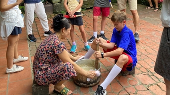 Khách Tây 'toát mồ hôi' làm đặc sản Việt, cười vang giữa sân nhà cổ ở Hà Nội