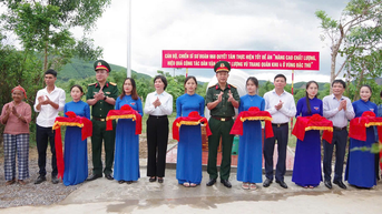 Bộ đội giúp dân đưa nước sạch về Bản Chùa