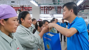 សហជីព​គ្រោង​ចំណាយ​ប្រាក់​រាប់​ពាន់​លាន​ដុង ដើម្បី​មើល​ថែ​កម្មករ​ក្នុង​អំឡុង​ពេល​បុណ្យ​តេត។ តើអ្នកណានឹងទទួលបានអត្ថប្រយោជន៍?