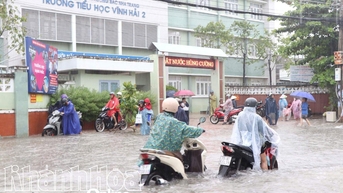 Mưa lớn, các trường chủ động cho học sinh nghỉ học