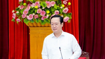 លេខាបក្សខេត្ត Nghe An បានស្នើដល់គ្រប់លំដាប់ថ្នាក់ និងគ្រប់វិស័យ ជួយឧបត្ថម្ភប្រជាជនឱ្យបានឆាប់ ស្តារផ្ទះសម្បែងឡើងវិញ ជាពិសេសអ្នកដែលបាត់បង់ផ្ទះសម្បែងដោយសារគ្រោះធម្មជាតិ។