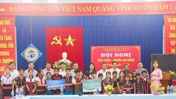 Lãnh đạo Sở Giáo dục và Đào tạo Đà Nẵng thăm, tặng quà các trường học tại xã Tây Giang