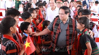 នាយករដ្ឋមន្រ្តី អញ្ជើញចូលរួមពិធីបើកការដ្ឋានសាងសង់សាលាឃុំ Tay Giang និងពាក់កណ្តាលក្រុមប្រឹក្សាភិបាល (Da Nang)