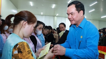 Công đoàn hỗ trợ người lao động khó khăn 1,3 triệu đồng dịp Tết Bính Ngọ
