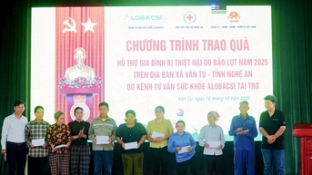 សមាគមកាកបាទក្រហមខេត្ត Nghe An ផ្តល់ថវិកាជាង 100 លានដុងដល់ប្រជាជនឃុំ Van Tu