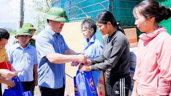 លេខាបក្សខេត្ត Nghe An៖ កាត់បន្ថយនីតិវិធីសាងសង់ផ្ទះជូនប្រជាពលរដ្ឋ ក្រោយខ្យល់ព្យុះ និងទឹកជំនន់