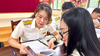 Nhiều hộ dân nộp thuế sử dụng đất phi nông nghiệp qua ứng dụng eTax Mobile