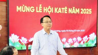 Đồng chí Đặng Hồng Sỹ chúc Tết Katê đồng bào Chăm Bàlamôn tại Liên Hương và Tuy Phong