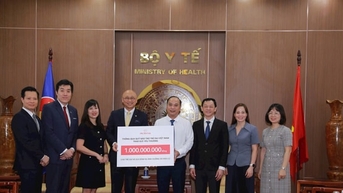 폭풍우와 홍수로 피해를 입은 어린이와 가족을 위해 10억 VND를 받았습니다.