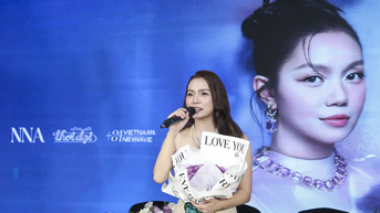 가수 Nguyen Ngoc Anh과 Ho Hoai Anh과의 인상적인 컴백 콜라보레이션