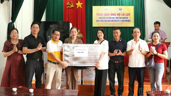 សមាគមទេសចរណ៍ខេត្ត Lao Cai ផ្តល់អំណោយដល់ប្រជាជននៅតំបន់រងគ្រោះដោយទឹកជំនន់ខេត្ត Thai Nguyen