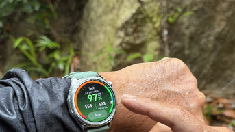 នាឡិកា Huawei Watch GT 6 ភ្លឺចែងចាំងនៅលើផ្លូវព្រៃ