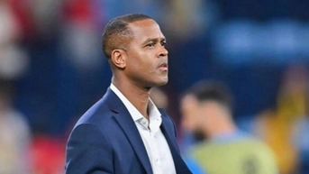 ប្រតិកម្មរបស់គ្រូបង្វឹក Kluivert បន្ទាប់ពីត្រូវបានសហព័ន្ធកីឡាបាល់ទាត់ឥណ្ឌូនេស៊ីបណ្តេញចេញ