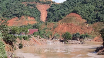 Sạt lở nghiêm trọng trên Quốc lộ 2 (Tuyên Quang)