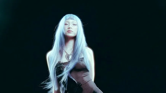 Mỹ Mỹ ra mắt album đầu tay “Burning blue”