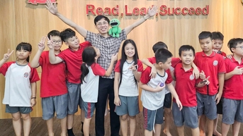 ឪពុករបស់សិស្សរាប់រយនាក់។