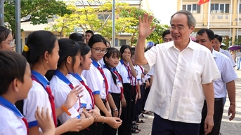 Nguyên Chủ tịch Ủy ban Trung ương Mặt trận Tổ quốc Việt Nam Nguyễn Thiện Nhân thăm Trường THCS Nguyễn Thiện Thành