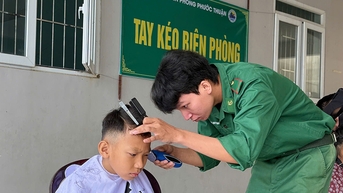Bộ đội Biên phòng cắt tóc miễn phí cho học sinh vùng ven biển