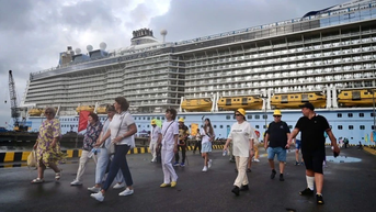 Tàu Ovation of the Seas chở hơn 4.000 du khách quốc tế cập cảng Chân Mây
