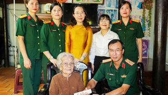 ស្ត្រីនៃកងកម្លាំងប្រដាប់អាវុធទីក្រុងហូជីមិញធ្វើដំណើរទៅកាន់ប្រភព