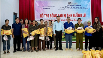 Trao 300 suất quà cho người dân xã Kiến Thiết