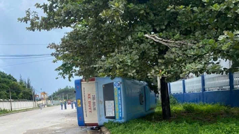 Xe buýt bị lật khi đang chở khách