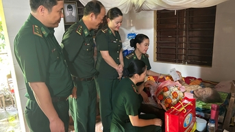 អញ្ជើញទៅសួរសុខទុក្ខ និងជូនអំណោយដល់ម្តាយវីរជនវៀតណាមទាំងពីរ