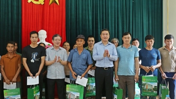 Lãnh đạo Trung ương hội Nông dân Việt Nam: Thăm tặng quà người dân bị ảnh hưởng bởi cơn bão số 11