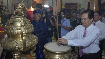 Nguyên Thủ tướng Chính phủ Nguyễn Tấn Dũng dâng hương Anh hùng dân tộc Nguyễn Trung Trực