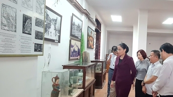 ថ្នាក់ដឹកនាំគណៈកម្មាធិការប្រជាជនទីក្រុងពិនិត្យការពិតនៅសារមន្ទីរ Hoi An
