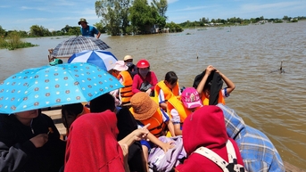 Lũ ngập đường, học sinh vùng biên An Giang được đưa đến trường bằng vỏ lãi
