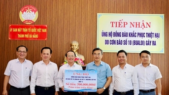 ទីក្រុង Da Nang បាន​ទទួល​ថវិកា​ជាង ១០ ពាន់​លាន​ដុង ដើម្បី​ជួយ​ប្រជាជន​រងគ្រោះ​ដោយ​ព្យុះ​លេខ ១០។