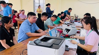 ពិនិត្យសកម្មភាពឥណទានគោលនយោបាយនៅឃុំ Dinh Hoa