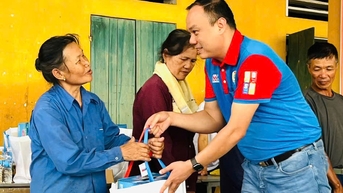 Doanh nghiệp đồng hành cùng người dân phường Đa Mai khắc phục hậu quả mưa lũ