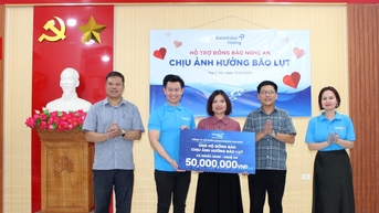 Eurowindow Holding ឧបត្ថម្ភ ២០០ លានដុង ដើម្បីជួយប្រជាជន Nghe An ជម្នះផលវិបាកដោយទឹកជំនន់