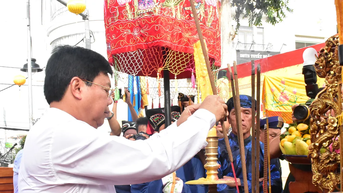 អាន​យ៉ាង៖ អុជ​ធូប​រំលឹក​ដល់​វីរជន​ជាតិ​ង្វៀន​ទ្រុង​ទ្រុក