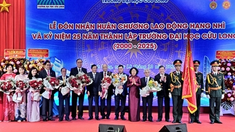 ក្នុងឱកាសខួបលើកទី 25 នៃការបង្កើតរបស់ខ្លួន សាកលវិទ្យាល័យ Cuu Long បានទទួលមេដាយការងារថ្នាក់ទីពីរ។
