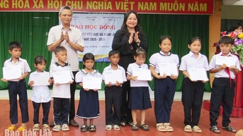 Tặng máy tính cho thôn, buôn và học bổng, xe đạp cho học sinh vùng cao