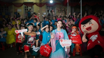 ក្រោយទឹកជំនន់ សិស្សានុសិស្សនៅតំបន់ភ្នំ Lang Son ប្រារព្ធពិធីបុណ្យពាក់កណ្តាលរដូវស្លឹកឈើជ្រុះយឺតក្នុងថ្នាក់រៀនថ្មី