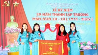 សាលាមត្តេយ្យ 20-10 បានទទួលទង់ជាតិត្រាប់តាមគណៈកម្មាធិការប្រជាជនទីក្រុង