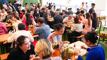 មហោស្រព Pho វៀតណាមទើបតែបានបើក៖ ផូត្រូវបានលក់អស់ ស៊ុបគុយទាវសាច់គោ Hue និងនំប៉័ងមិនឆ្ងាយទេ។