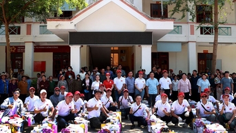 កាកបាទក្រហមខេត្ត ប្រគល់អំណោយចំនួន៥០៩ ជូនប្រជាពលរដ្ឋនៅឃុំង៉ុកឌឿង ដែលរងការខូចខាតដោយសារទឹកជំនន់។