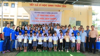 ការិយាល័យគណៈកម្មាធិការបក្សសង្កាត់ Long Xuyen បានរៀបចំដំណើរដើម្បីអបអរសាទរទិវាប្រពៃណីរបស់គណៈកម្មាធិការបក្ស