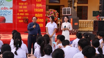 កវី Tran Dang Khoa បានជួបសំណេះសំណាលជាមួយសិស្សានុសិស្សនៅ Kim Thanh