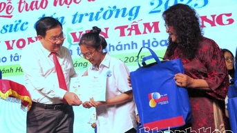 កាសែត Tuoi Tre ផ្តល់អាហារូបករណ៍ "គាំទ្រសាលា" ដល់សិស្សថ្មីដែលមានស្ថានភាពលំបាក