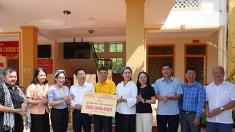 សហគ្រាសចូលរួមជាមួយកាសែតនិងទូរទស្សន៍ Nghe An ដើម្បីជួយប្រជាជននៅ Nga My, Yen Hoa ជិត 500 លានដុង