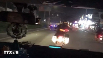 交通警察が脳卒中の疑いのある患者を病院へ搬送する先導をしている。